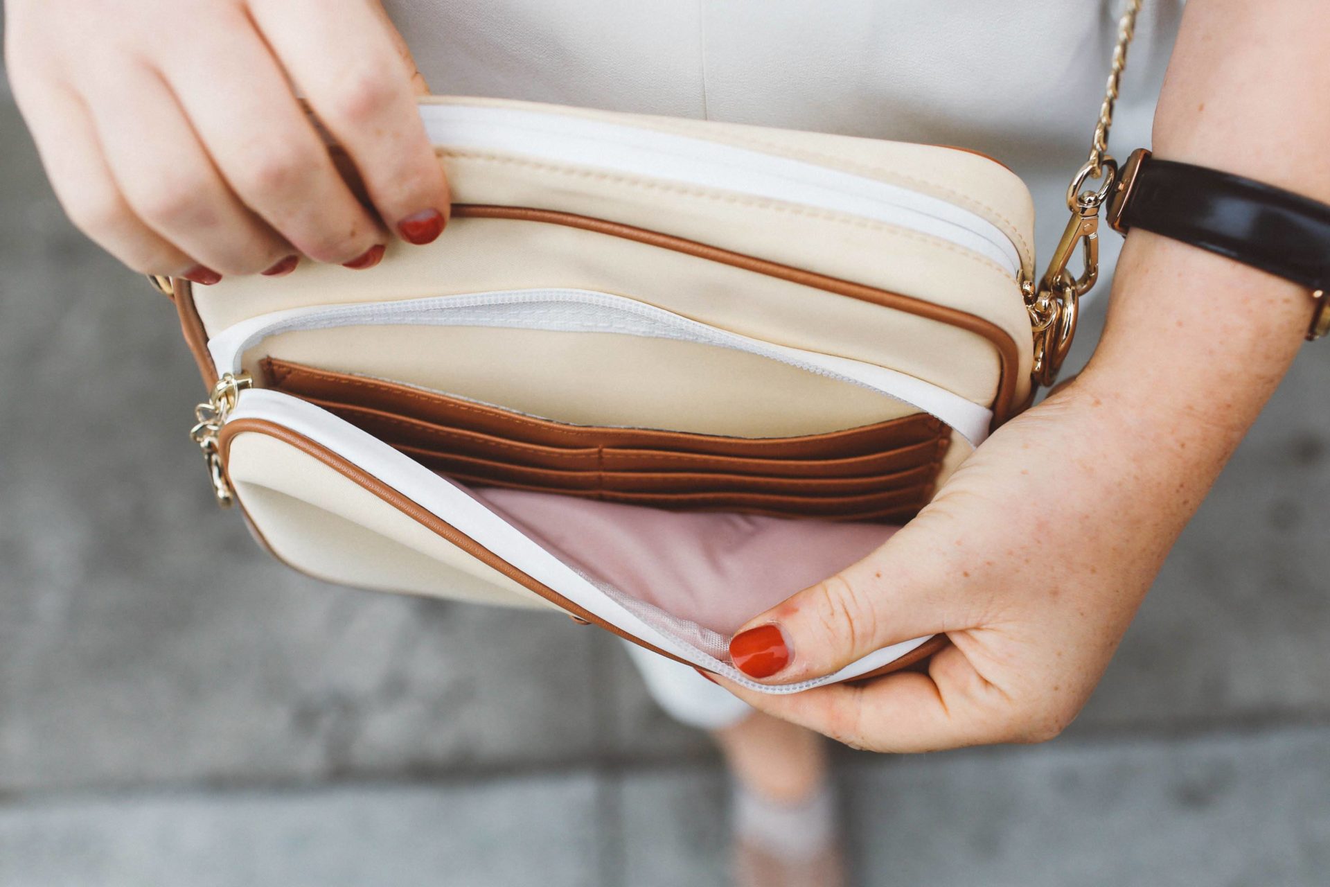 Tips To Avoid Being Pickpocketed And The Best Anti Theft Purse