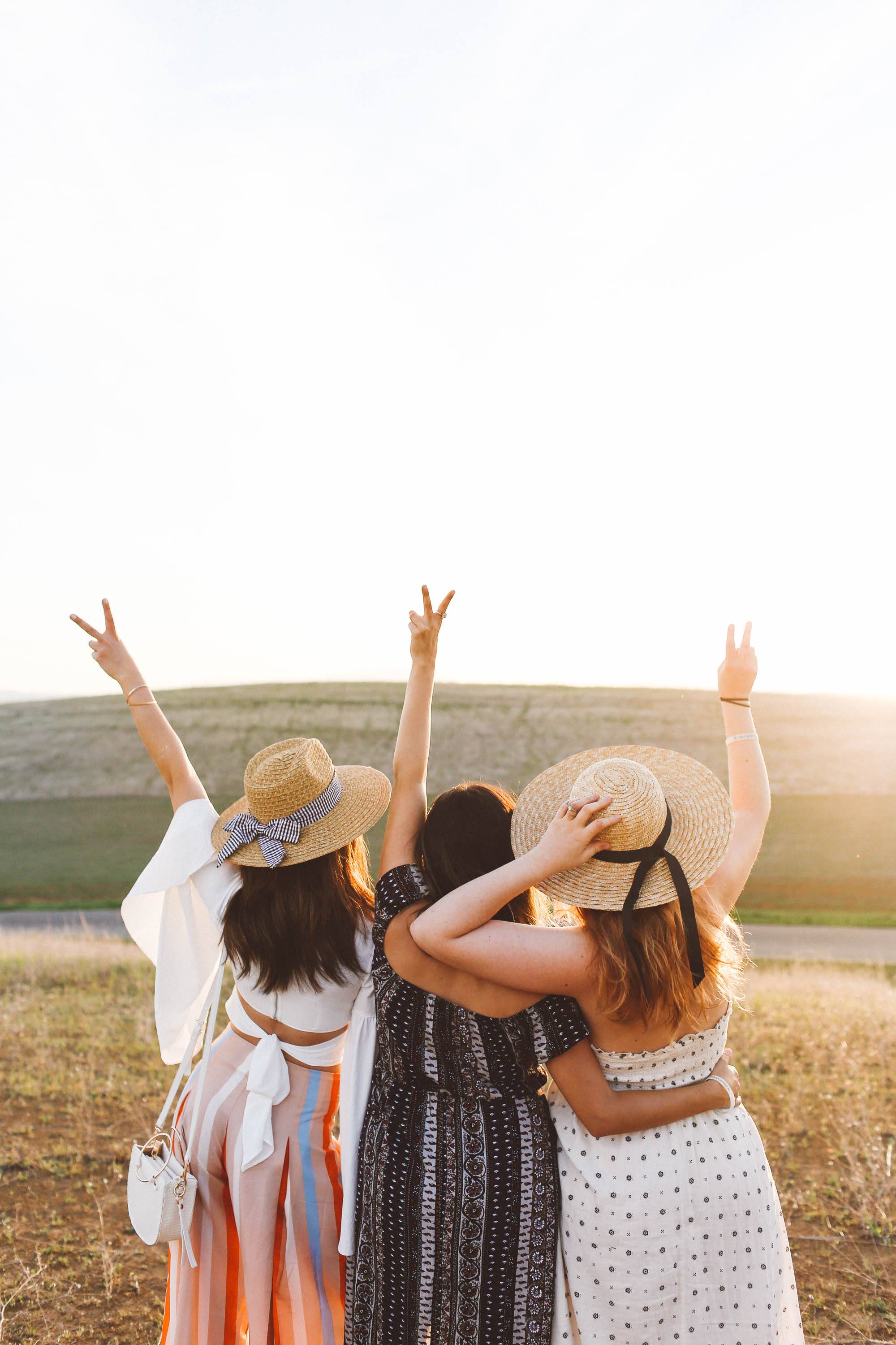 california friends peace sign