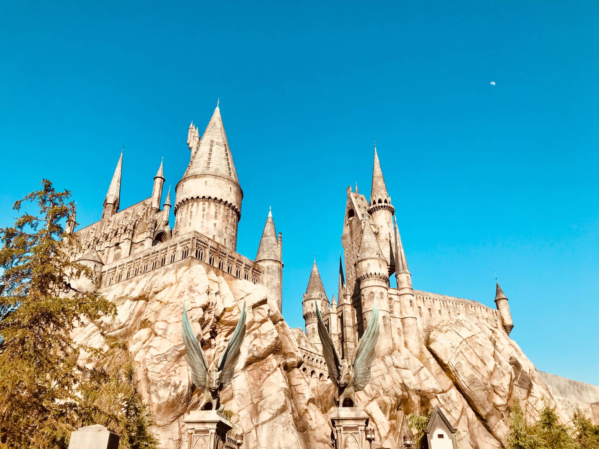 Sleek Hogwarts Water Bottle Arrives at Universal Orlando Resort