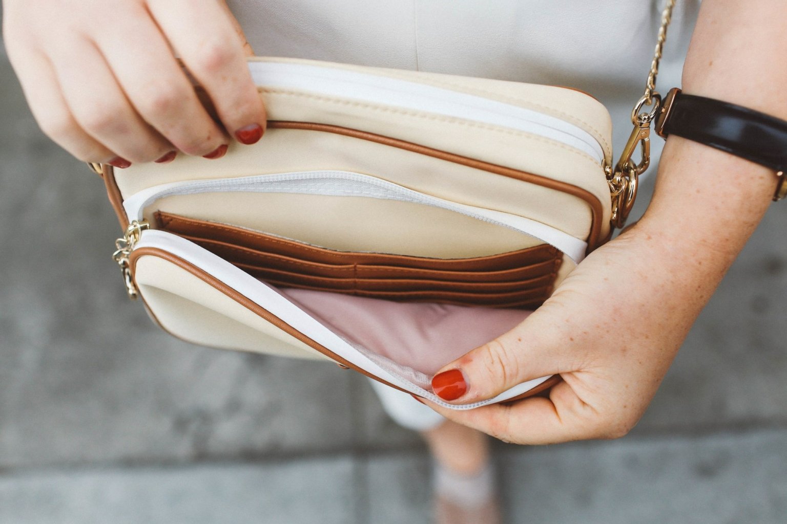 8 Very Best Travel Purses That Don't Make You Look Like A Tourist