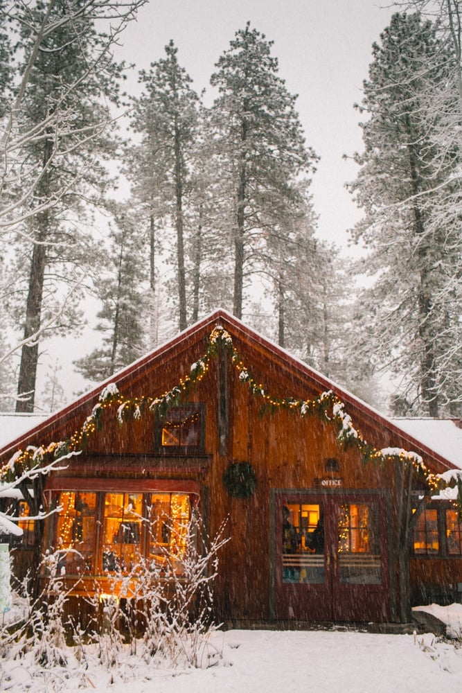 Sleeping Lady Mountain resort in Leavenworth Washington cabin while it is snowing