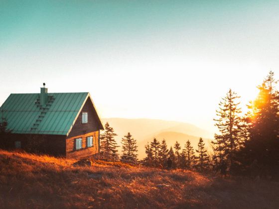 Romantic Airbnb overlooking a valley in Washington State