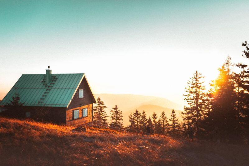 Romantic Airbnb overlooking a valley in Washington State