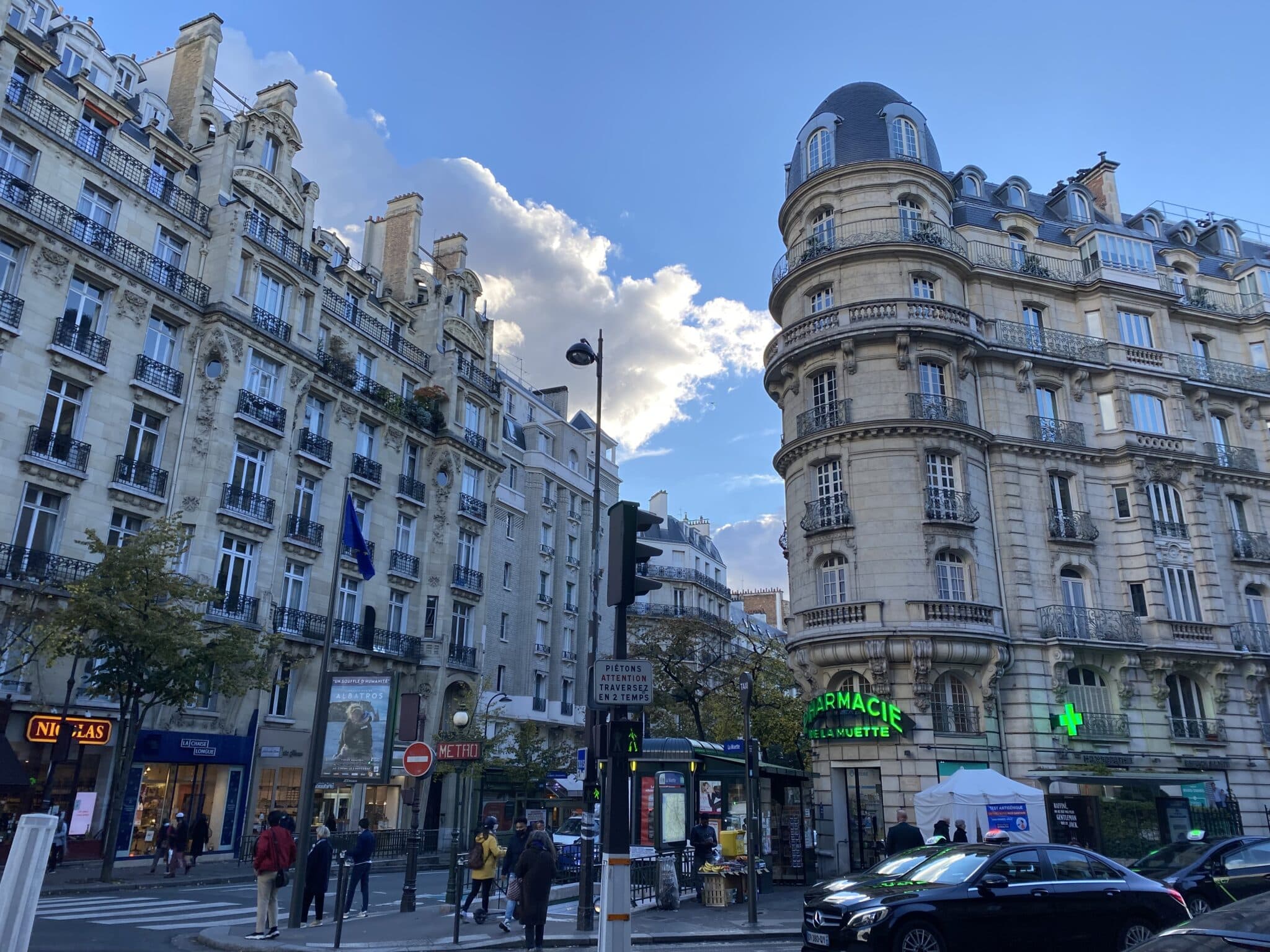 A dessert and ice cream train comes to a Big Mamma Food Court in Paris! 