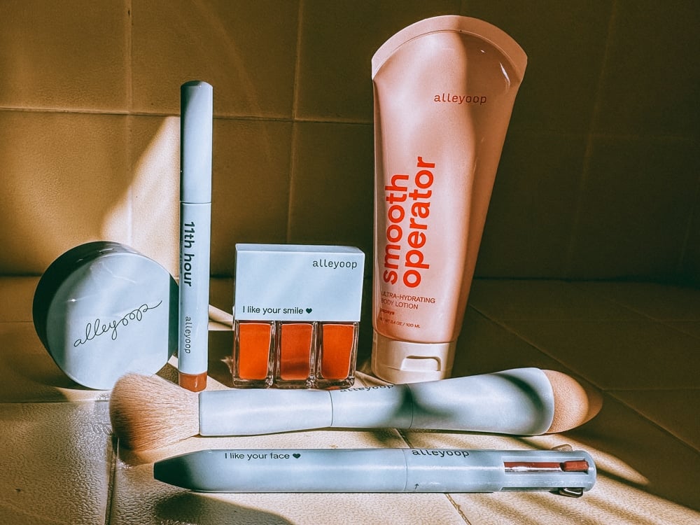 Honest Alleyoop Review: Is This Travel Makeup Worth Taking Up Space In Your  Suitcase?